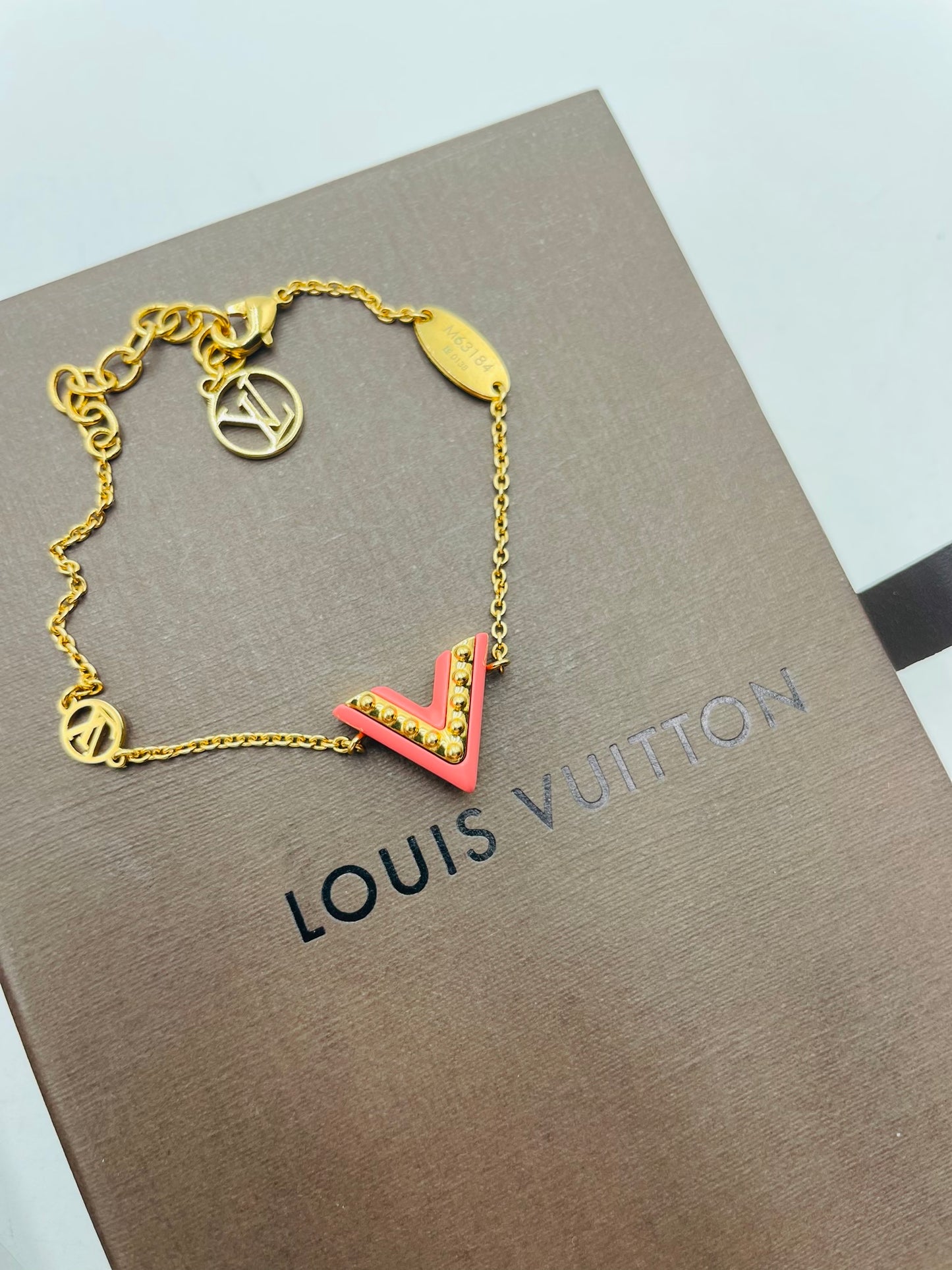 Louis Vuitton Essential V Bracelet Enamel Pink Size 6.5